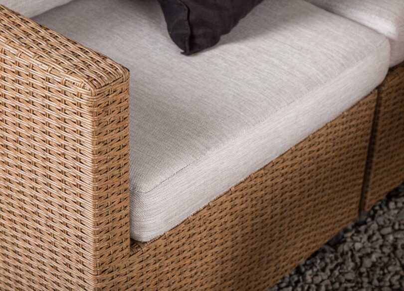zoom sur les coussins de jardin beige