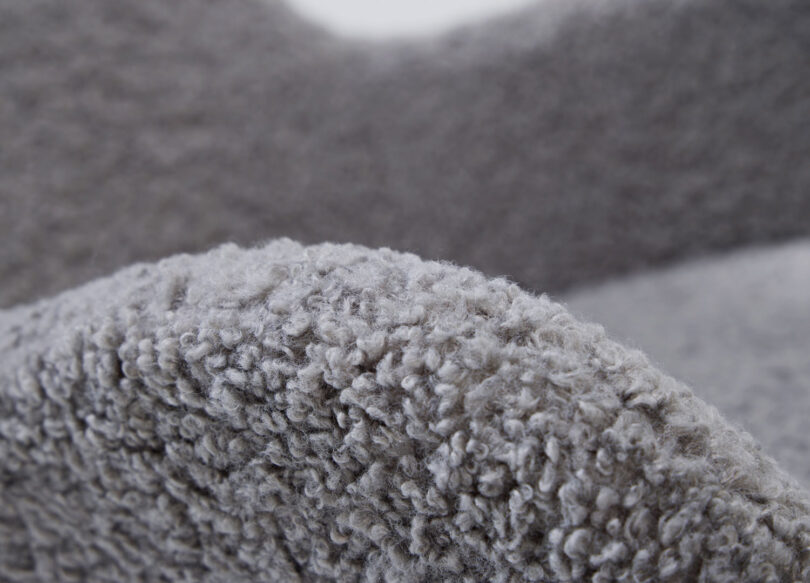 zoom sur le tissu boucle gris