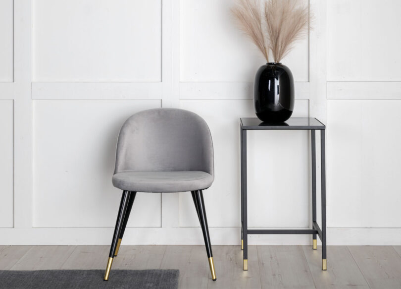 chaise moderne en velours gris