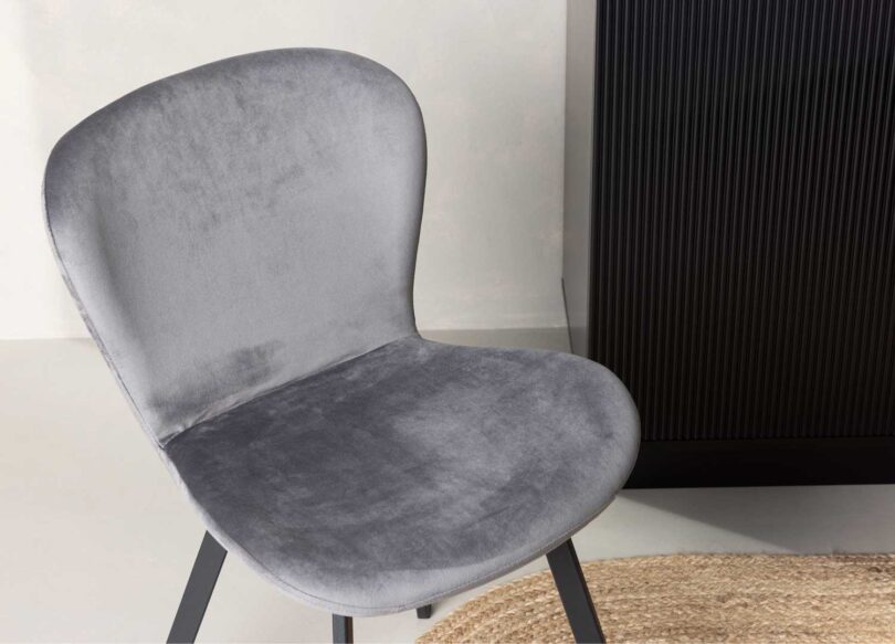 chaise en velours gris