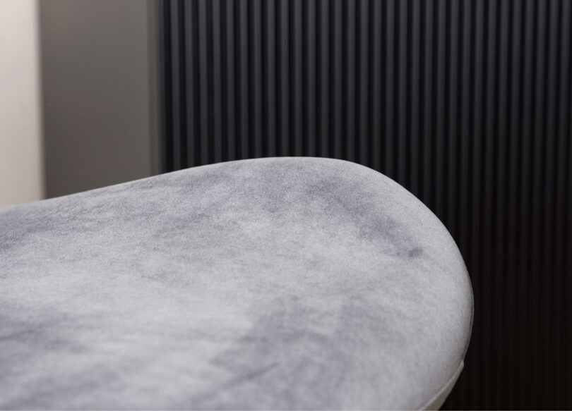 zoom sur l assise en velours gris