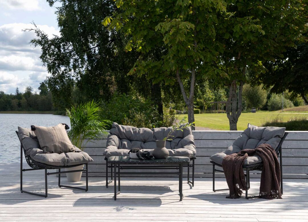 ensemble fauteuils et canape de jardin avec une table basse