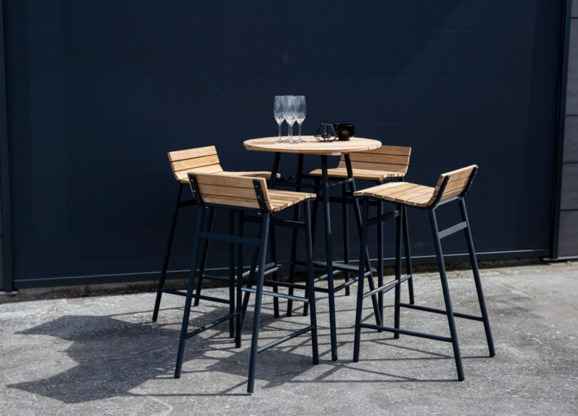meuble de jardin avec une table de bar et 4 chaises hautes en bois massif