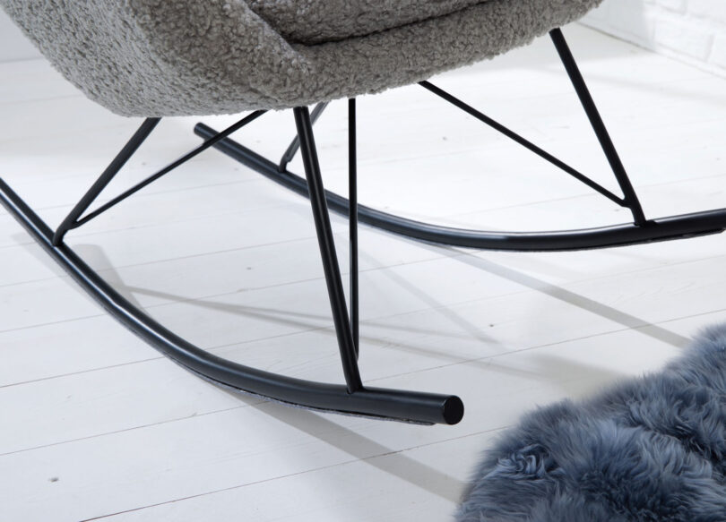 zoom sur les pieds en metal noir