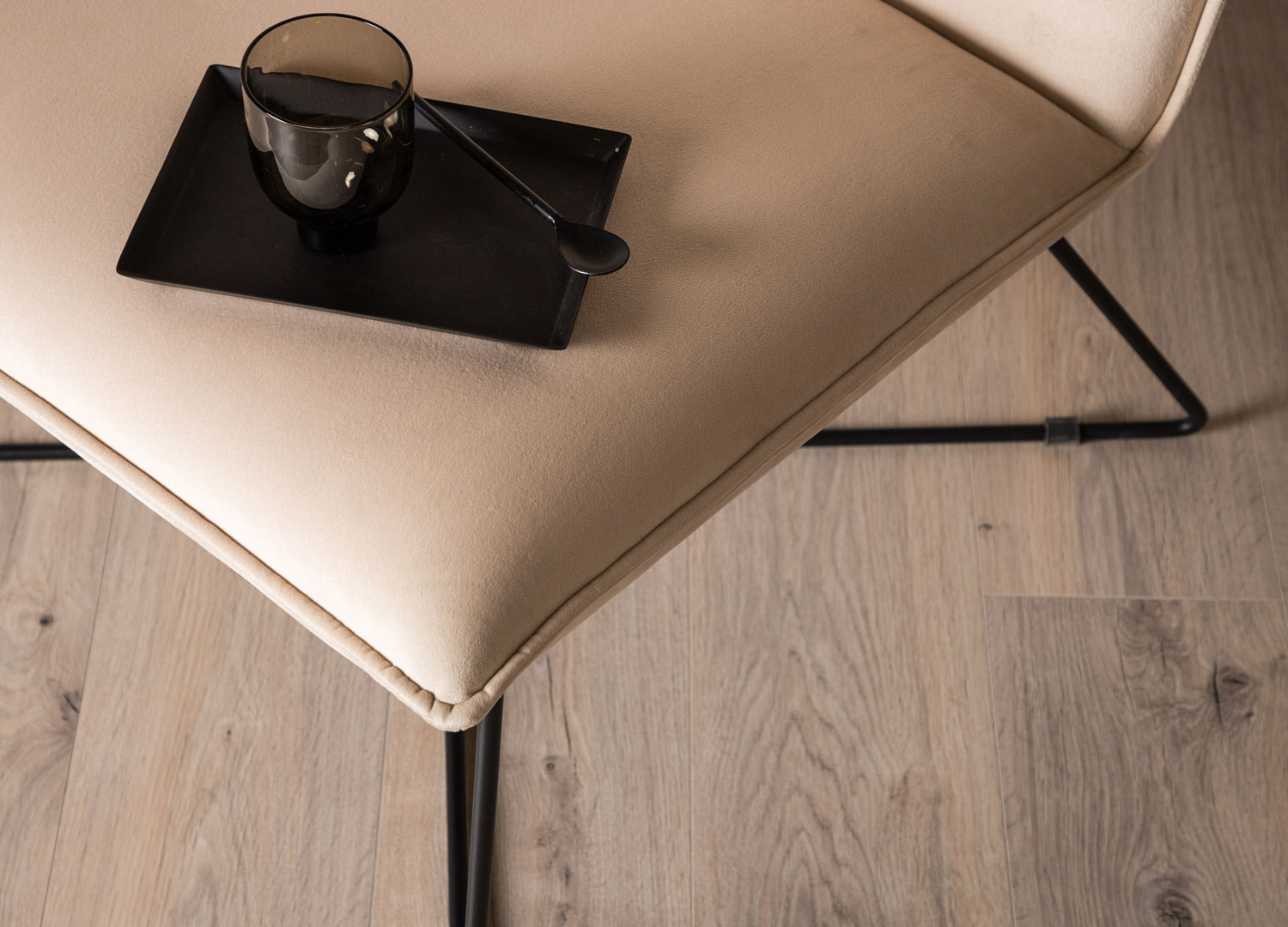 fauteuil lounge moderne en velours beige et pieds metallique noir