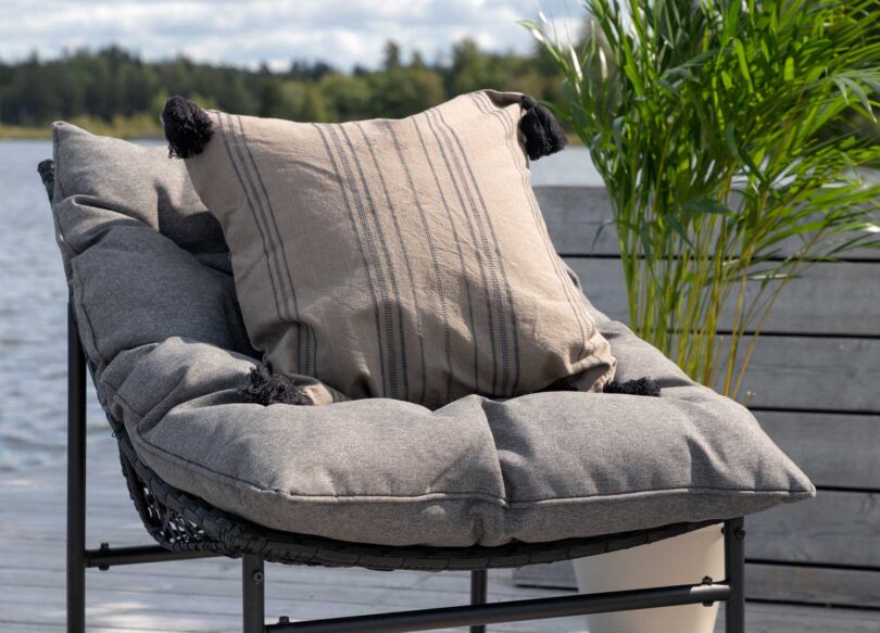 fauteuil de jardin avec un coussin