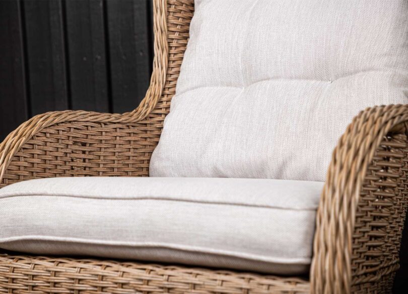 zoom sur les coussins en polyester beige