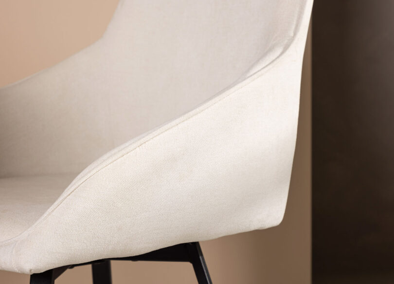 zoom sur le fauteuil en lin beige moderne
