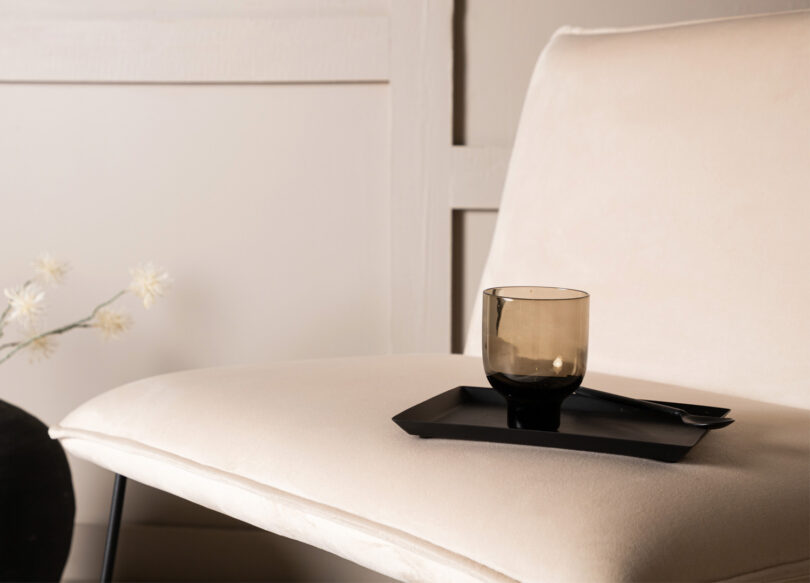 siege lounge de detente en velours beige et metal noir