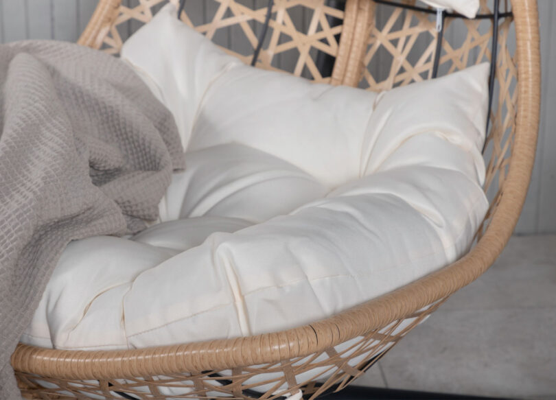 siege confortable d exterieur avec un coussin blanc casse