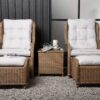 ensemble de 2 fauteuils de jardin en rotin synthetique et coussin beige avec une table basse