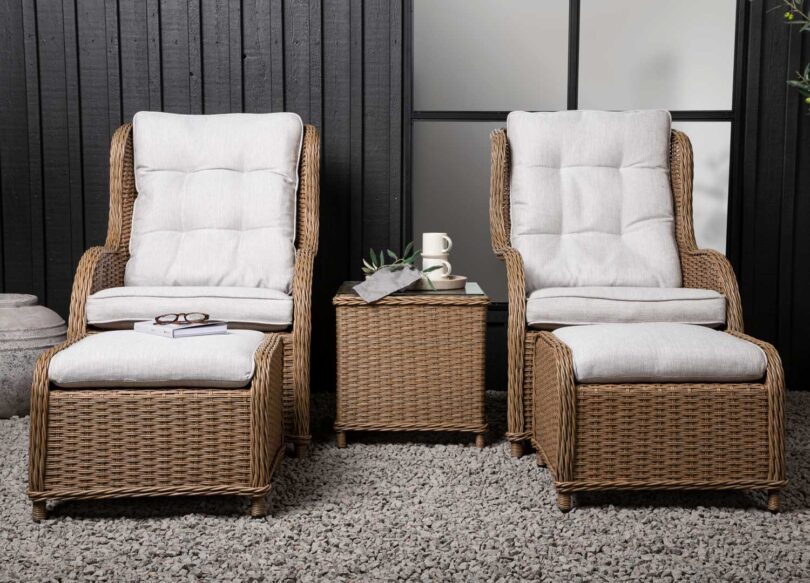 ensemble de 2 fauteuils de jardin en rotin synthetique et coussin beige avec une table basse