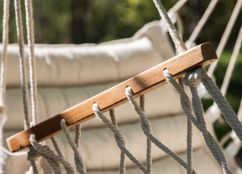 hamac suspendu en bois et assise beige