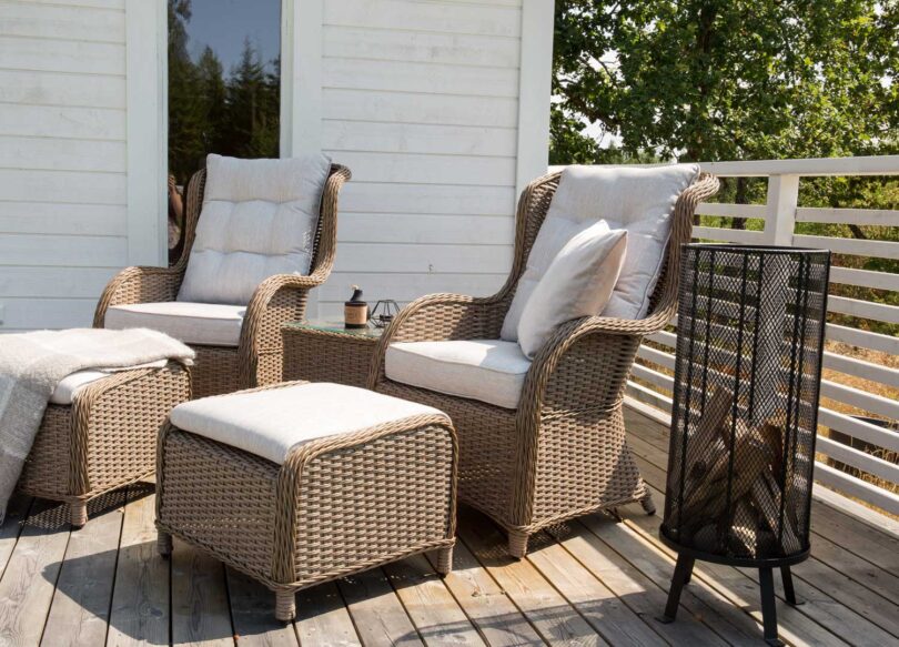 salon de jardin avec 2 fauteuils et reposes pieds en polyrotin