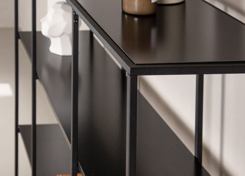 zoom sur la structure en metal noir