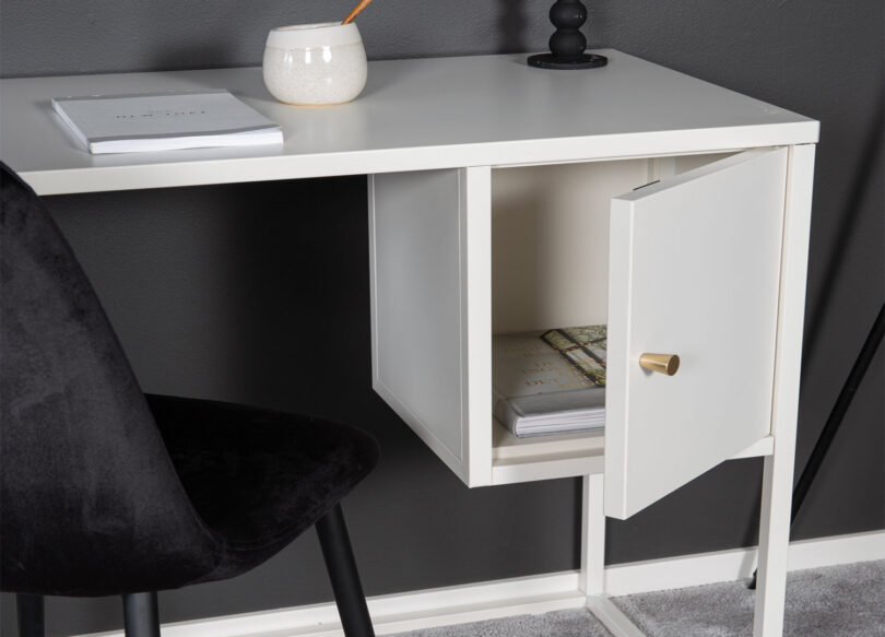 bureau en metal blanc style industriel avec un casier de rangement