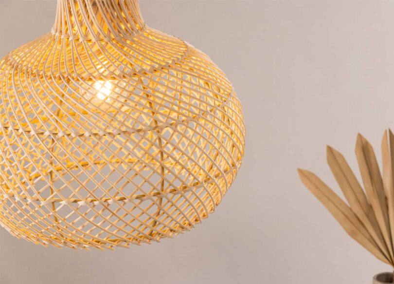 lustre en rotin retro et tiges en bambou