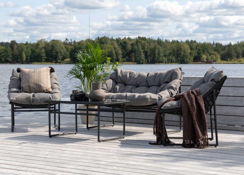 ensemble de jardin avec 2 fauteuils 1 canape et une table basse