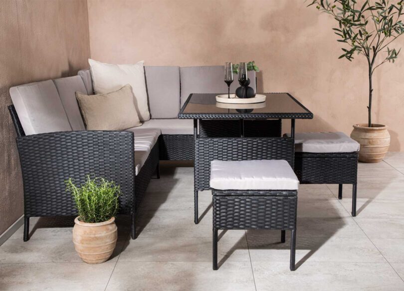 ensemble de jardin noir et coussin gris