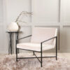 fauteuil design en velours beige et metal noir style minimaliste