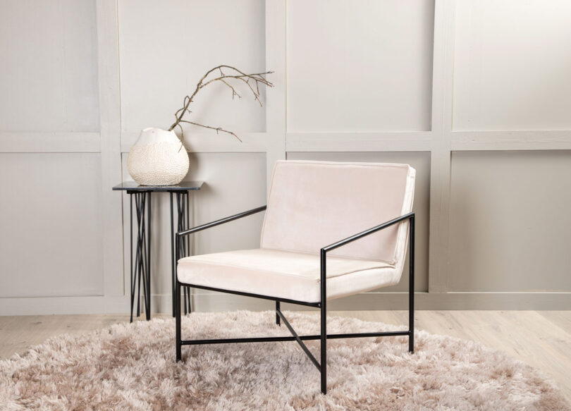 fauteuil design en velours beige et metal noir style minimaliste