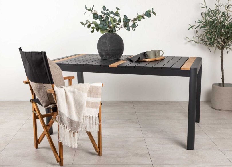 table de repas jardin en metal noir et details en teck 150 cm