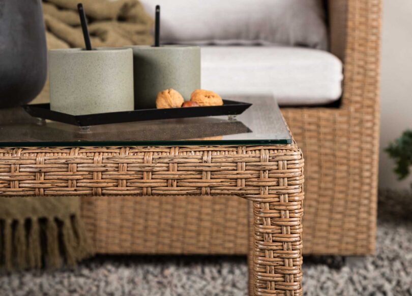 zoom sur le plateau de la table basse en verre de jardin
