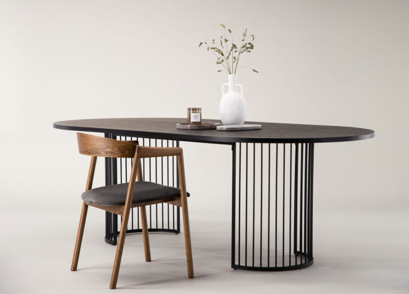 table de salle a manger 220 cm plateau noir et pieds originaux en metal noir