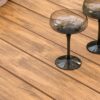 zoom sur le plateau en polywood aspect bois
