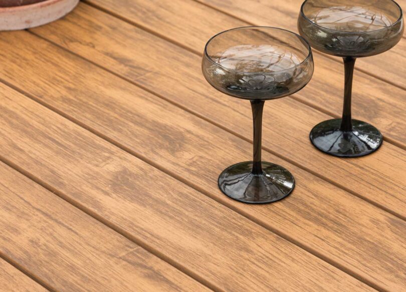 zoom sur le plateau en polywood aspect bois
