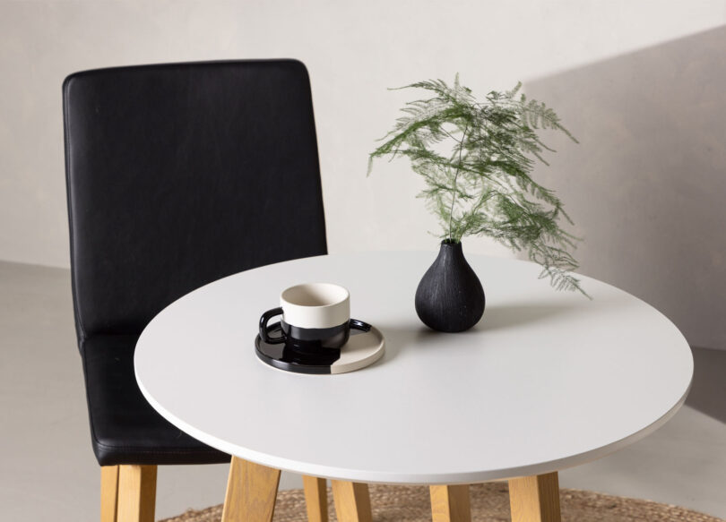 petite table a cafe aspect bois et blanc