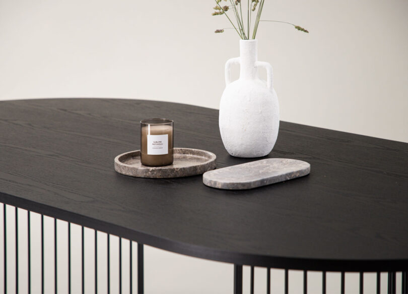 zoom sur le plateau noir en mdf