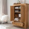 Ouverture de l'armoire en bois massif naturelle