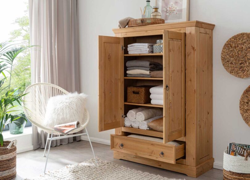 Ouverture de l'armoire en bois massif naturelle