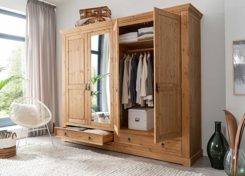 Ouverture de l'armoire de chambre adulte en bois massif de pin naturel