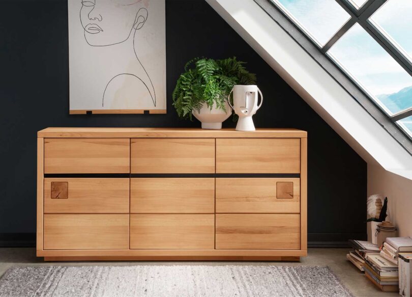 Buffet en bois massif naturel avec décoration métallique noir