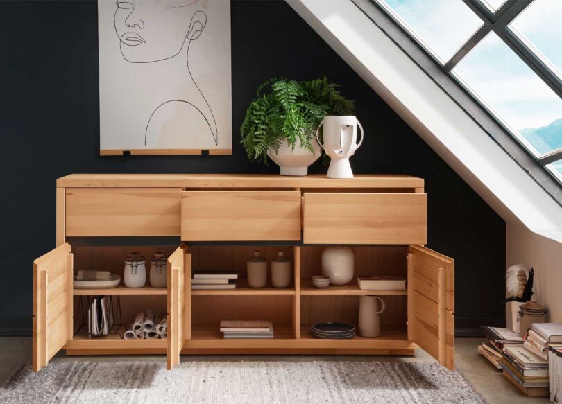Ouverture du buffet en bois de hêtre massif élégant