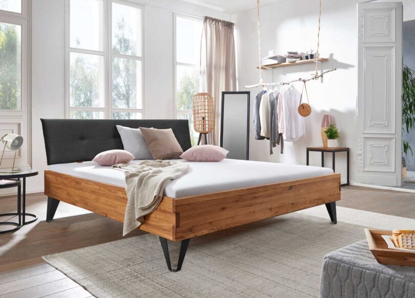 Lit double adulte en bois massif robuste et tête de lit en simili cuir