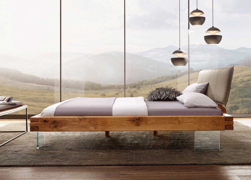 Lit adulte en bois avec piétement en verre trempé