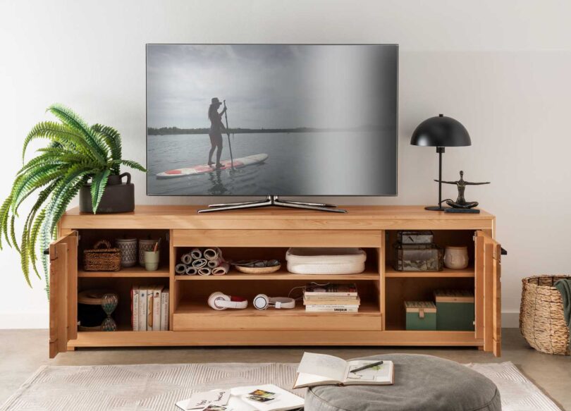 Ouverture des deux portes du meuble tv en bois massif de hêtre huilé