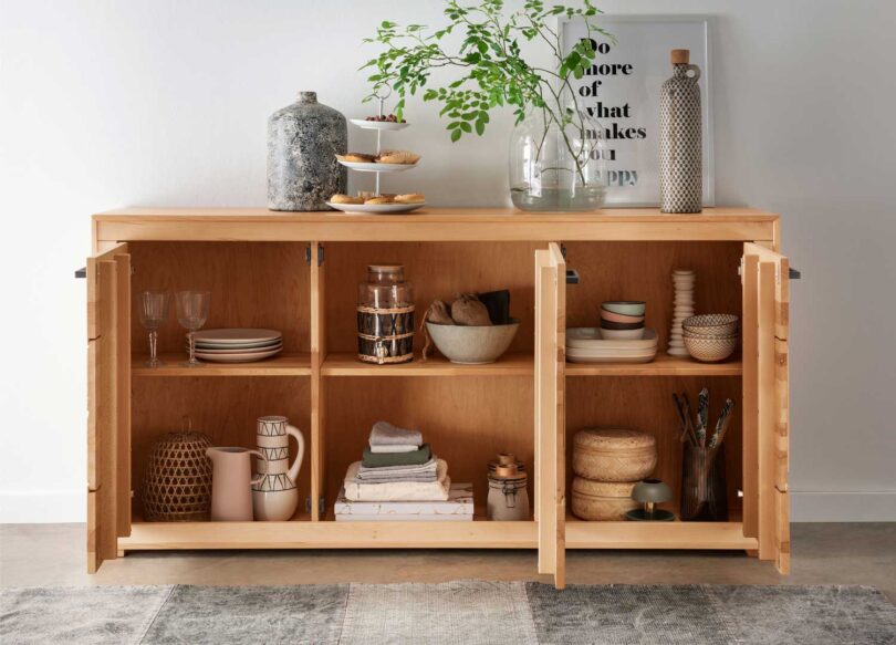 Ouverture du buffet en bois massif clair huilé 3 portes