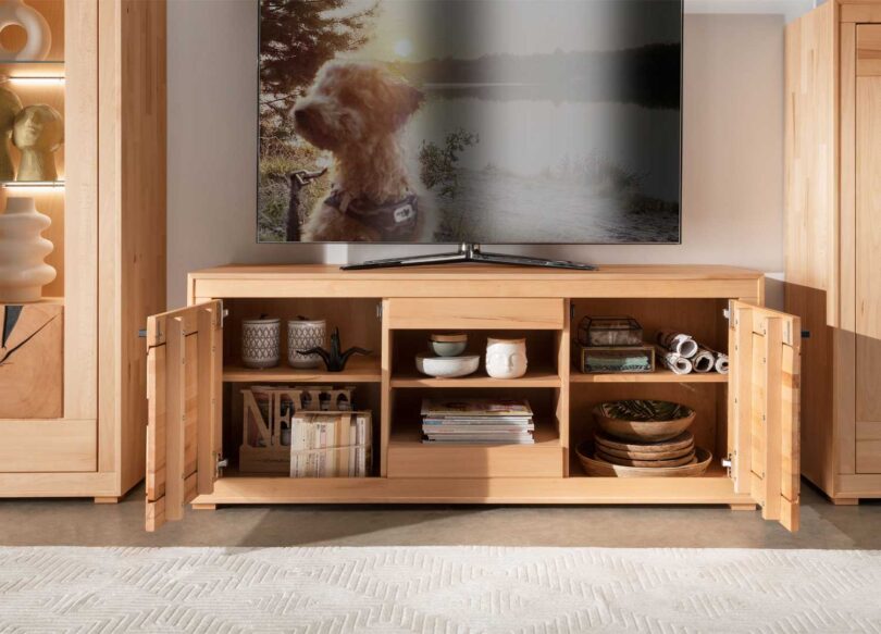 Ouverture des deux portes du meuble TV en bois massif design