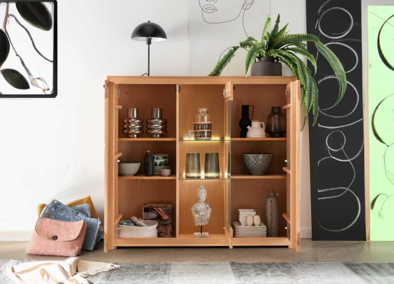 Ouverture du meuble vitrine en bois avec décor fait main