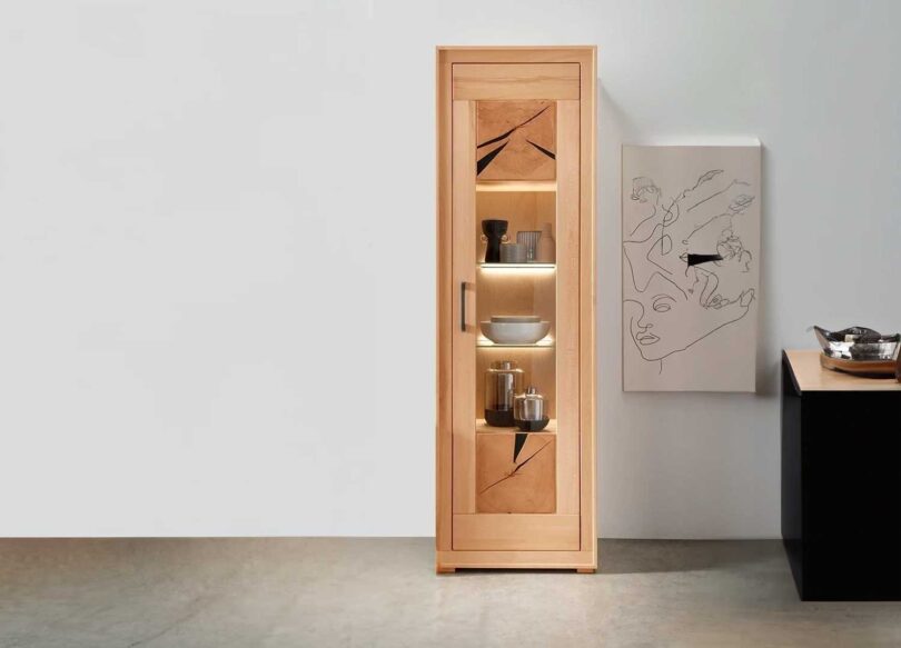 Vitrine haute en bois de hêtre naturel