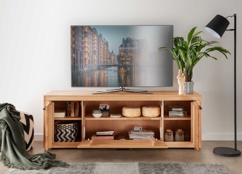 Ouverture du meuble TV 3 portes en bois