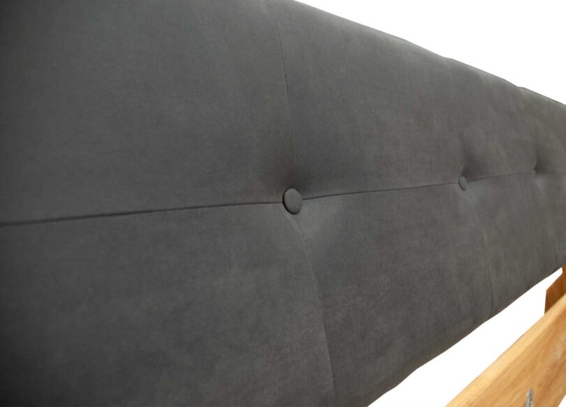Zoom sur la tête de lit en simili cuir anthracite