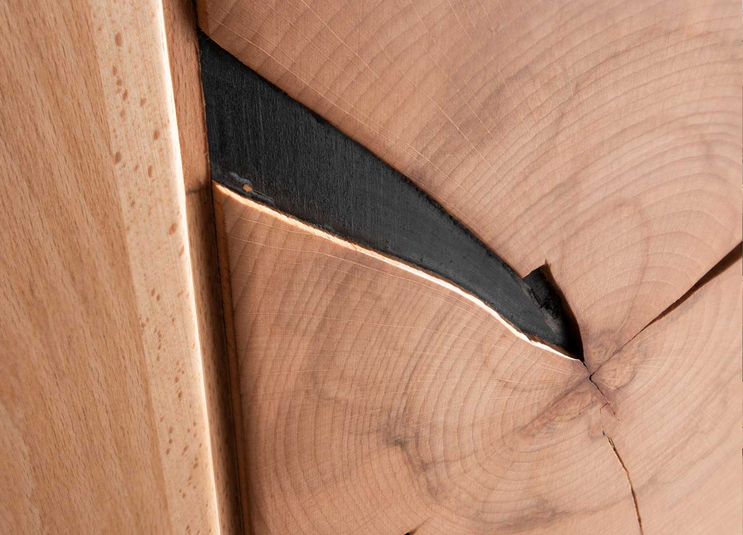 Détails faits main du meuble TV en bois de hêtre