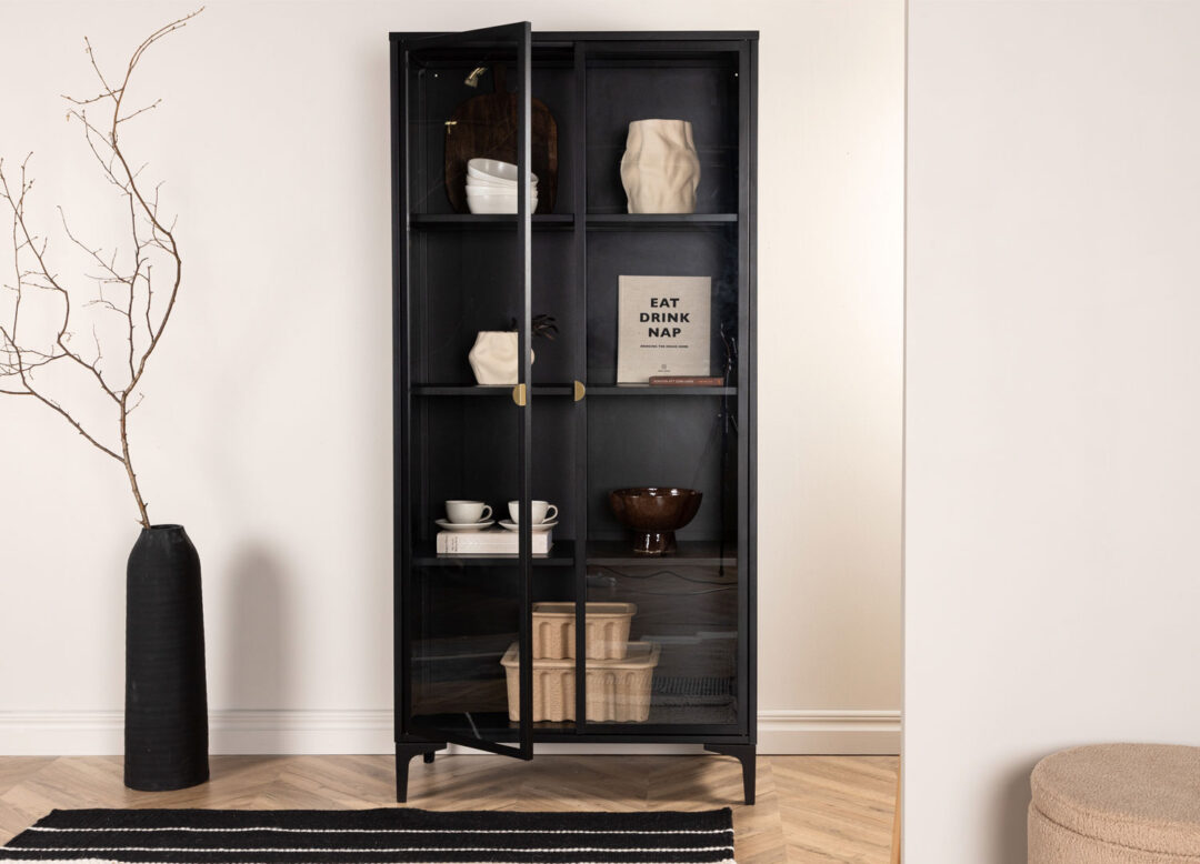 vitrine 190 cm en métal noir et portes en verre avec des poignées dorées