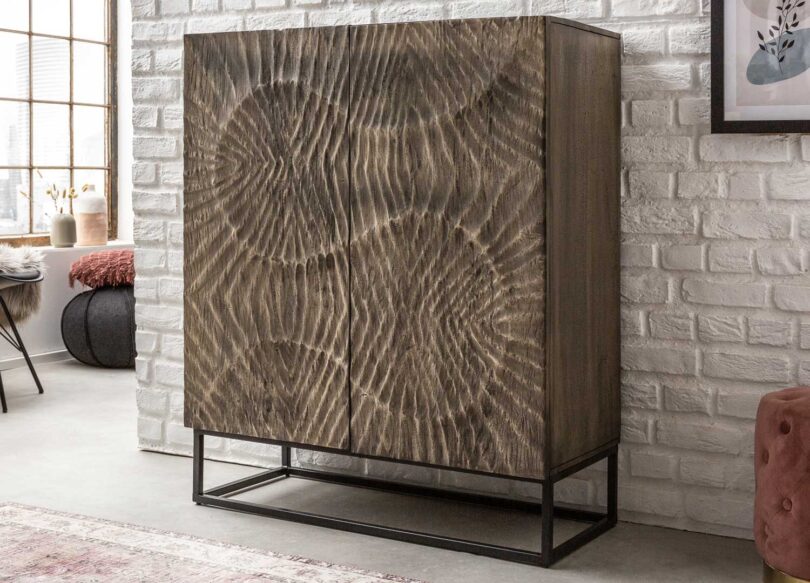 meuble bahut acacia gris avec des façades en bois sculptées à la main