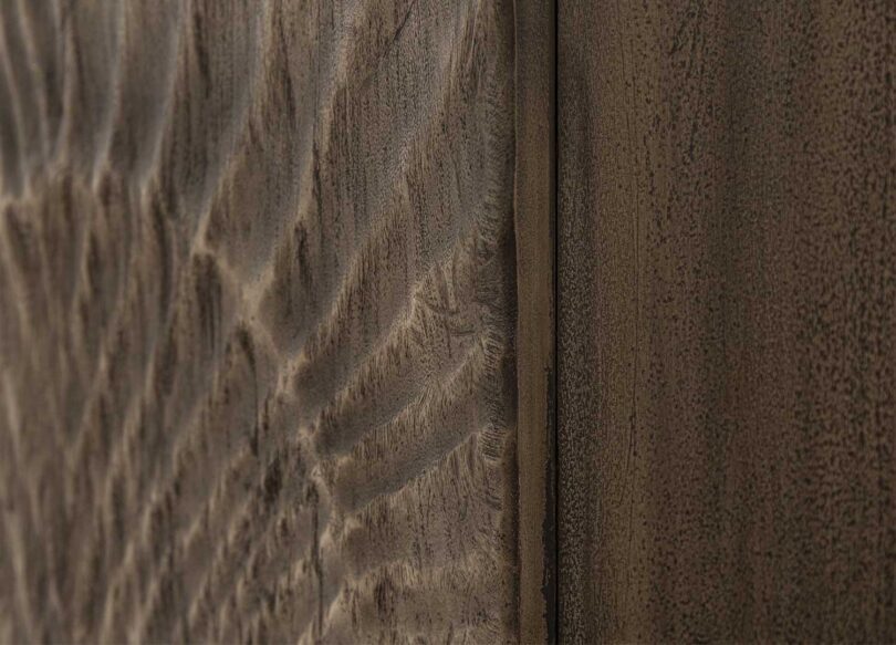 zoom sur les façades en bois sculpté